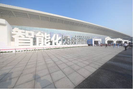 力压阿里腾讯，这家在智博会上出尽风头的车企凭什么？